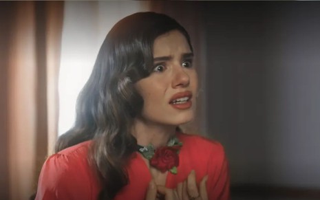 Gilda (Mariana Ximenes) detona padres para tirar casa de Marê (Camila Queiroz) em Amor Perfeito