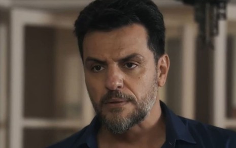 Moretti (Rodrigo Lombardi) se irrita com acusação e detona Ari (Chay Suede) em Travessia