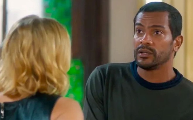 Ben (Samuel de Assis) se irrita com ciúme de Lumiar (Carolina Dieckmann) e sai de casa