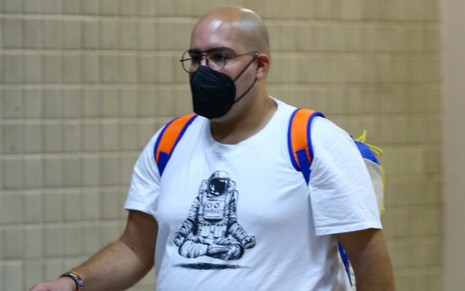 Tiago Abravanel usa máscara preta e camiseta branca ao embarcar no aeroporto Santos Dumont