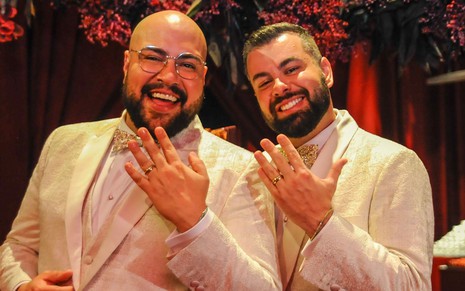 Tiago Abravanel e Fernando Poli exibem alianças após cerimônia de casamento