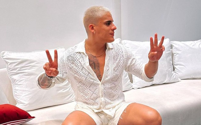 Imagem de Tiago Ramos de roupa branca
