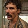 Guito está com expressão séria em cena como Tibério na novela Pantanal