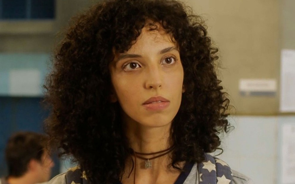 Agnes Brichta com expressão séria em cena como Tina da novela Quanto Mais Vida Melhor!