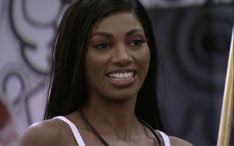 Tina Calamba em disputa pela repescagem do BBB 23; ela sorri
