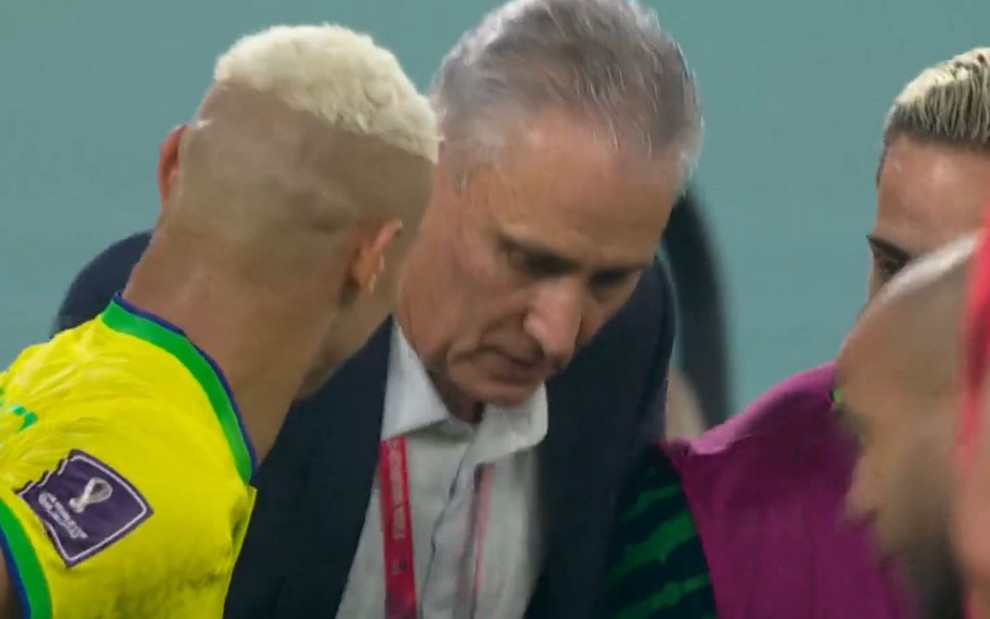 Tite fazendo a dança do pombo durante o jogo do Brasil contra a Coreia do Sul