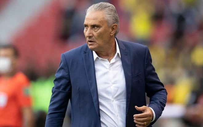 O técnico Tite olha concentrado no comando da Seleção Brasileira contra o Equador pelas Eliminatórias da Copa na quinta-feira (27)