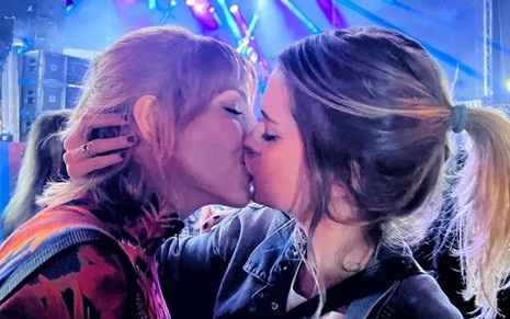 Titi Müller beija Lívia Lobato em uma festa