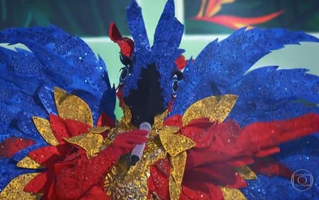 Imagem da Arara cantando no palco do The Masked Singer Brasil
