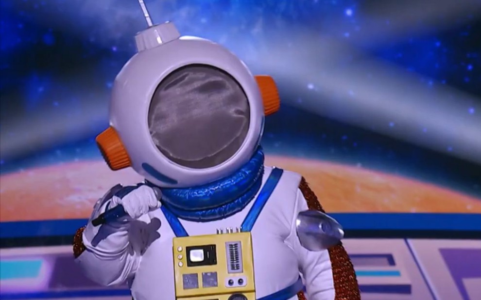 Imagem do Astronauta se apresentando no The Masked Singer Brasil