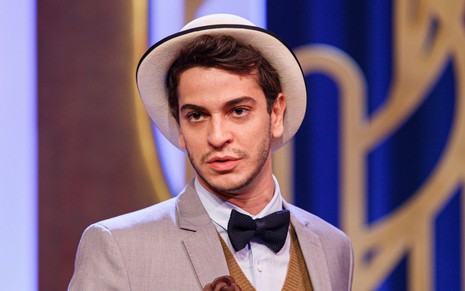 Com chapéu, paletó e gravata-borboleta, Victor Lamoglia tem expressão séria