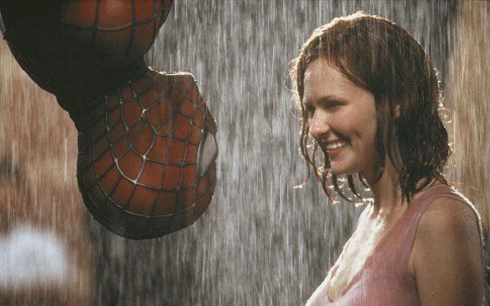 Tobey Maguire na frente de Kirsten Dunst em cena de Homem-Aranha