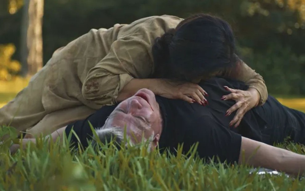 Zoé (Regina Casé) chora em cima do corpo de Humberto (Fabio Assunção) em cena da novela Todas as Flores