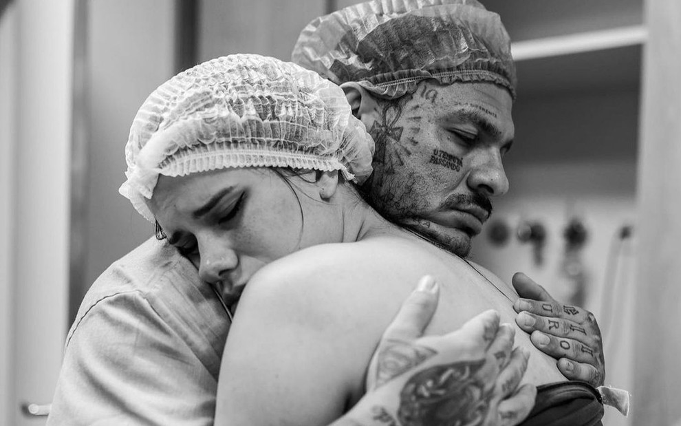 Em foto preto e branco, Nara Paraguaia e Tiago Toguro se abraçam em hospital