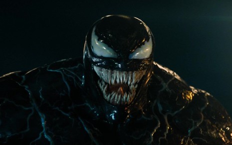 Tom Hardy em cena de Venom
