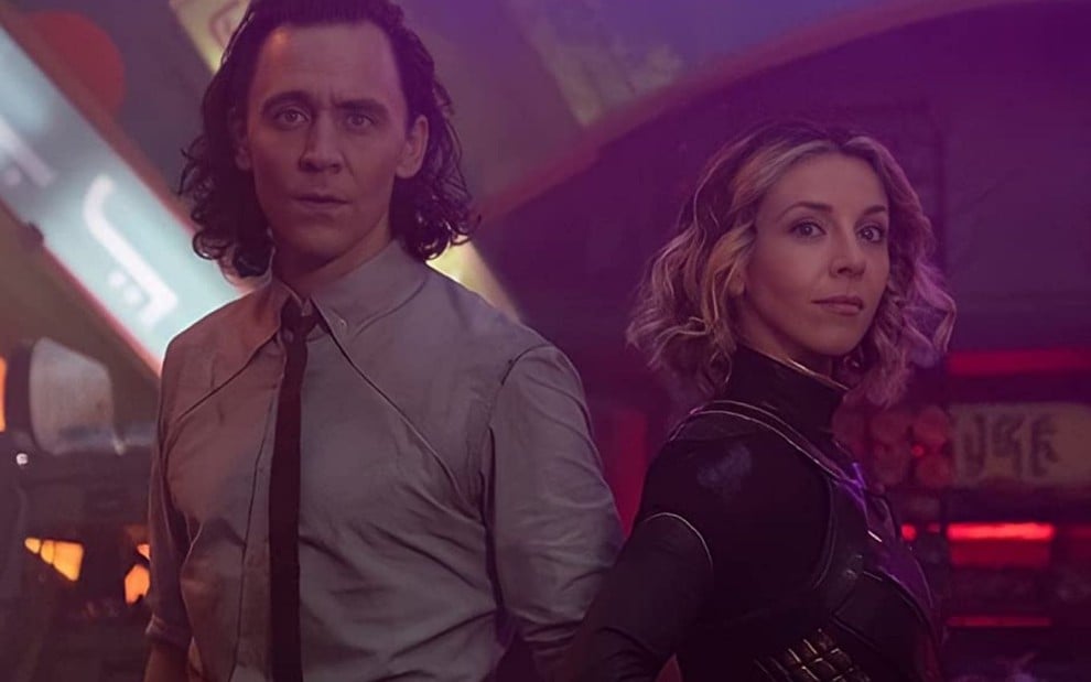 Tom Hiddleston e Sophia Di Martino em cena como Loki e Sylvie na série do Disney+