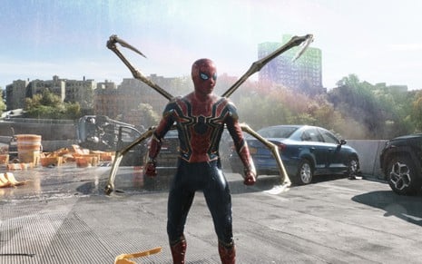 Tom Holland com armadura em cena de Homem-Aranha - Sem Volta para Casa