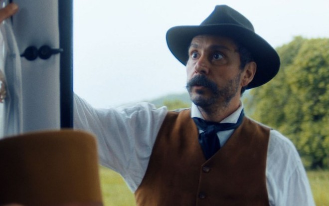 Tonico (Alexandre Nero) aborda carruagem da condessa de Barral (Mariana Ximenes) em cena de Nos Tempos do Imperador