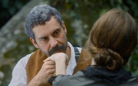 Alexandre Nero beija a mão da atriz Carolina Ferman em cena de Nos Tempos do Imperador