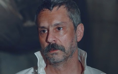 Alexandre Nero com expressão séria em cena como Tonico na novela Nos Tempos do Imperador