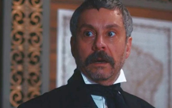 Alexandre Nero com expressão de surpresa em cena como Tonico Rocha na novela Nos Tempos do Imperador