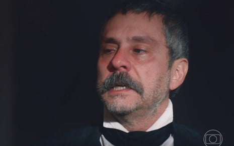 Alexandre Nero em cena de Nos Tempos do Imperador: ator está em close e chora