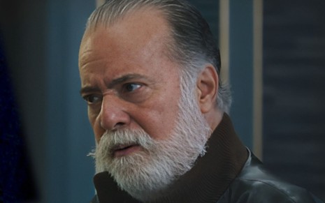 Tony Ramos com expressão séria em cena como Antônio La Selva na novela Terra e Paixão