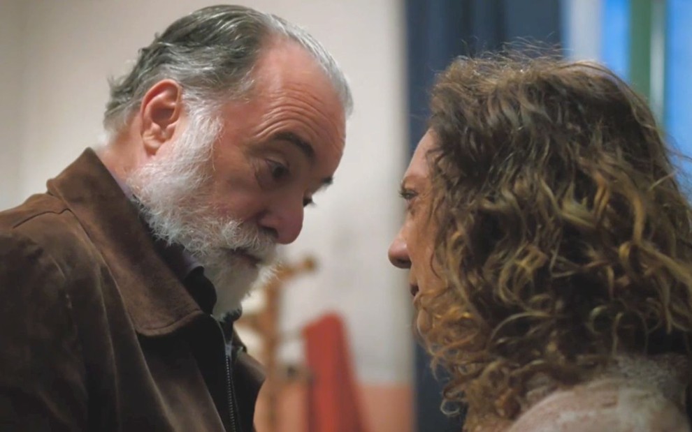 Antônio (Tony Ramos) e Agatha (Eliane Giardini) estão frente a frente e com os rostos próximos em cena de Terra e Paixão