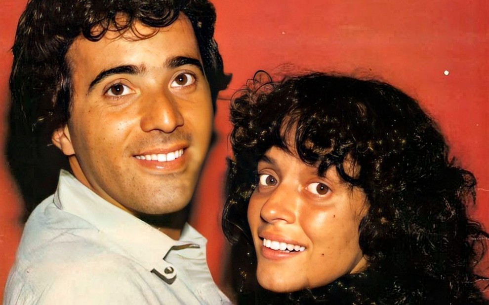 Tony Ramos e Sônia Braga caracterizados como os personagens da novela Chega Mais (1980)