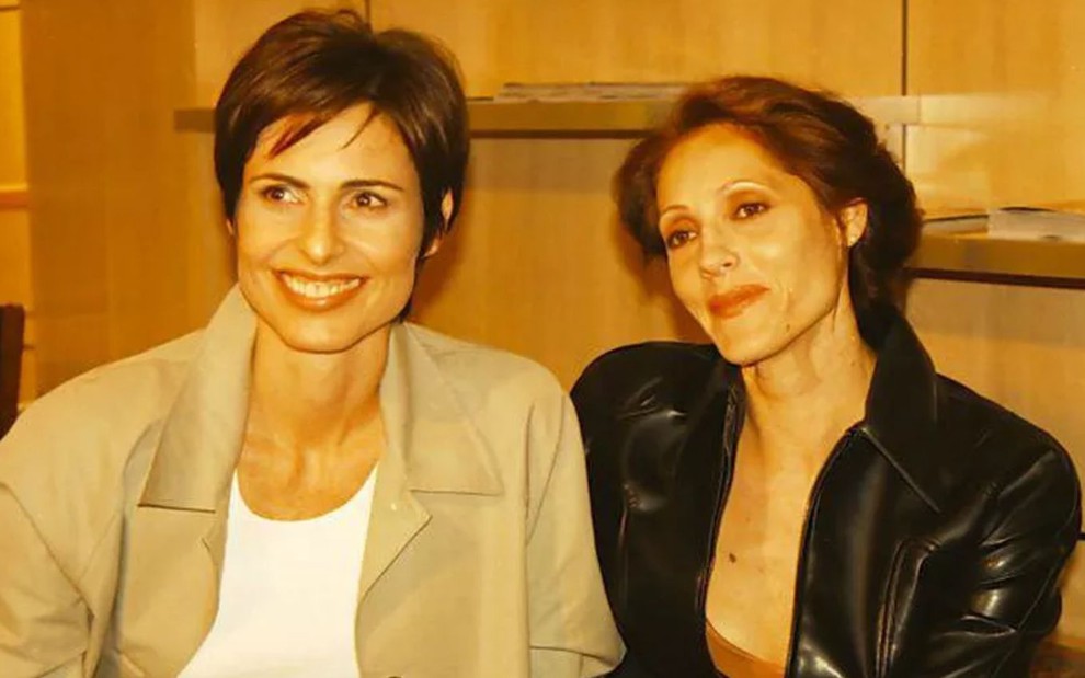 Silvia Pfeifer e Christiane Torloni sentadas lado a lado