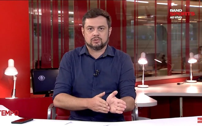 Napoleão de Almeida na apresentação do programa Primeiro Tempo no BandSports, com uma camisa azul e sorrindo