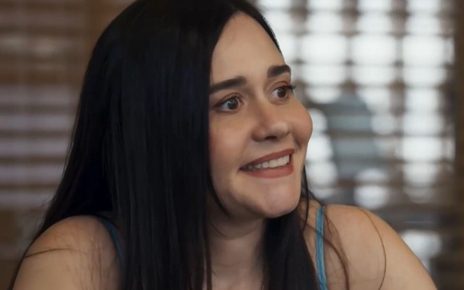Alessandra Negrini com expressão séria em cena como Guida na novela Travessia