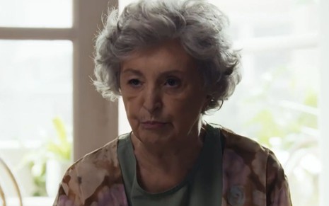 Ana Lucia Torre com expressão séria em cena como Cotinha na novela Travessia
