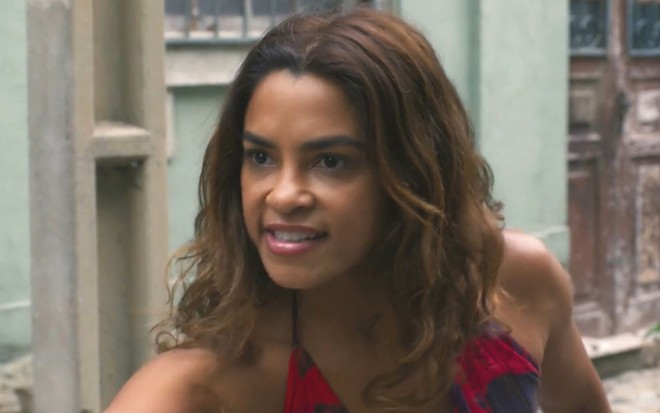 Brisa (Lucy Alves) brigando com Ari (Chay Suede) em cena de Travessia, novela da Globo
