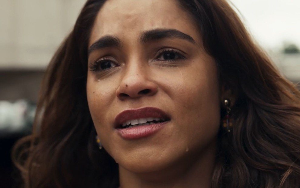 Emocionada, Brisa (Lucy Alves) chora em cena da novela da Travessia