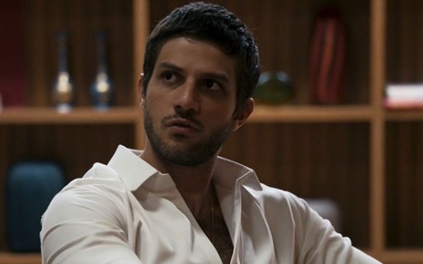 Ari (Chay Suede) em cena do capítulo de terça (28) de Travessia, novela da Globo; ele usa camisa branca