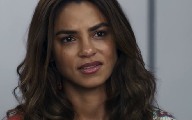 Lucy Alves com expressão de choro em cena como Brisa na novela Travessia