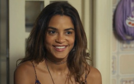 Lucy Alves, caracterizada como Brisa, dá um sorriso largo em cena de Travessia