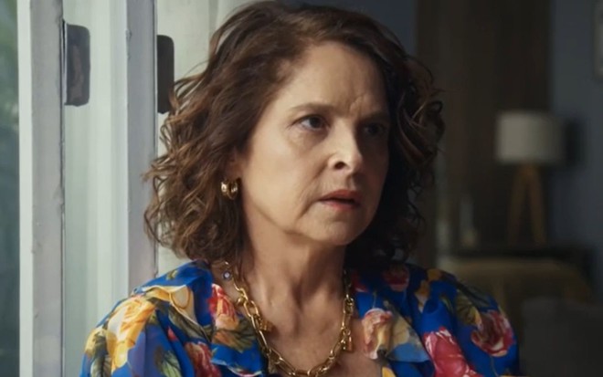 Drica Moraes com expressão séria em cena como Núbia na novela Travessia