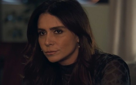 Giovanna Antonelli com expressão séria em cena como Helô na novela Travessia