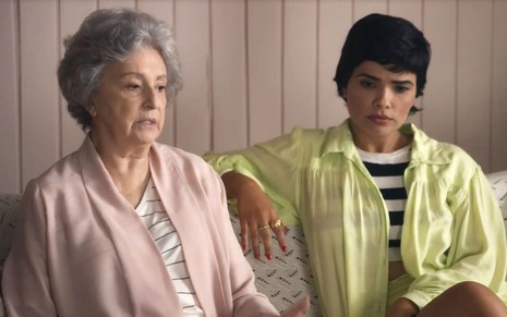 Em cena de Travessia, Ana Lúcia Torre e Vanessa Giácomo conversam, lado a lado, sentadas