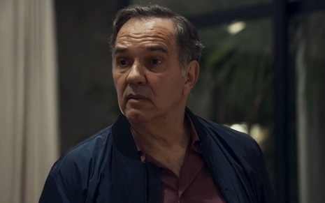 Humberto Martins com expressão séria em cena como Guerra na novela Travessia