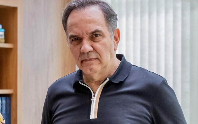 O ator Humberto Martins como Guerra em cena de Travessia