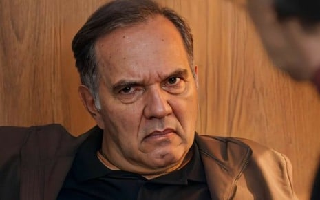 O ator Humberto Martins está com cara de enfezado em cena da novela Travessia