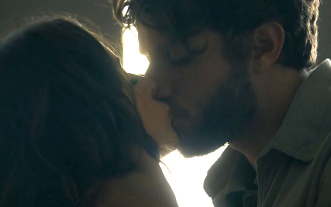 Os atores Jade Picon e Chay Suede como Chiara e Ari em Travessia; eles estão se beijando durante uma cena da novela