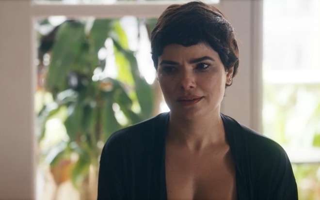 A atriz Vanessa Giácomo com expressão triste em cena de Travessia