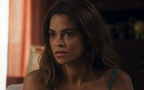 Lucy Alves com expressão séria em cena como Brisa na novela Travessia