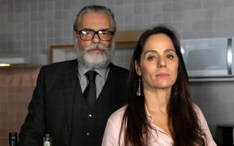 Montez (José Rubens Chachá) e Pilar (Claudia Mauro) em cenário de Travessia