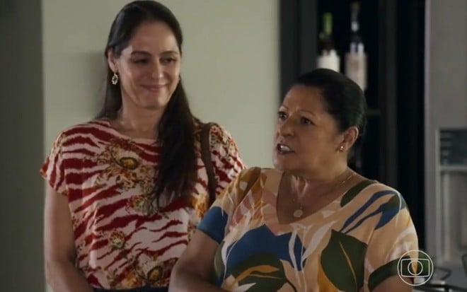 As atrizes Claudia Mauro e Luci Pereira lado a lado em cena de Travessia