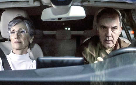 Cidália (Cassia Kis) e Guerra (Humberto Martins) dentro de carro, em cena antes de atentado em Travessia